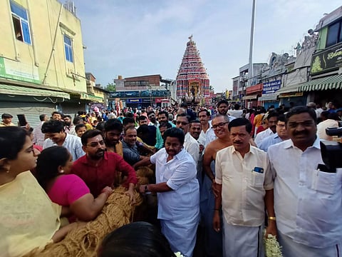 தேரை இழுத்து சென்ற எம்எல்ஏ சாக்கோட்டை க. அன்பழகன்