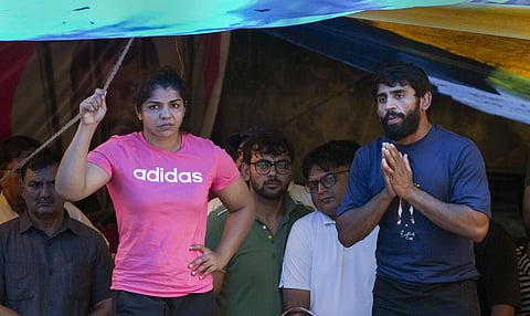 டெல்லியில் போராட்டத்தில் ஈடுபட்டு வரும் மல்யுத்த வீரர், வீராங்கனைகள்