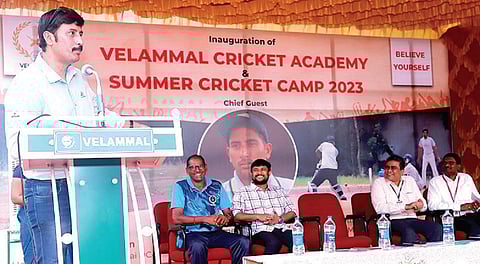 மதுரை வேலம்மாள் பள்ளியில் கிரிக்கெட் பயிற்சி முகாம் தொடக்க விழாவில் பேசிய முன்னாள் இந்திய கிரிக்கெட் வீரர் சடகோபன் ரமேஷ்.