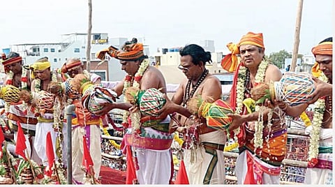 காஞ்சிபுரம் சித்ரகுப்தர் கோயிலில் நேற்று நடைபெற்ற குடமுழுக்கு விழாவில் கோபுர கலசங்களில் புனித நீர் ஊற்றும் சிவாச்சாரியார்கள்.