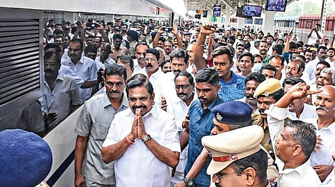 சேலம் ரயில் நிலையத்தில் இருந்து, ‘வந்தே பாரத்’ ரயில் மூலம் சென்னைக்கு புறப்பட்டுச் சென்ற அதிமுக பொதுச்செயலாளர் பழனிசாமி.