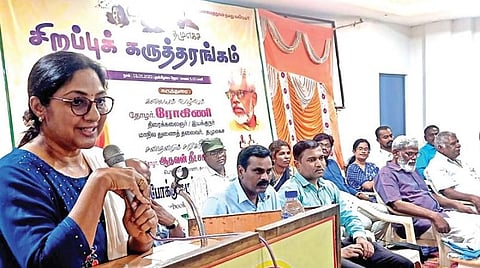 தருமபுரியில் தமுஎகச சார்பில் நடந்த கருத்தரங்கில் நடிகர் ரோகிணி உரையாற்றினார்