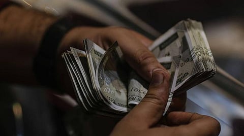 கள்ளச் சந்தையில் மது விற்கும் நபரிடம் லஞ்சம் - 2 காவலர்கள் பணியிடை நீக்கம்