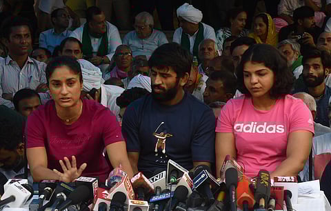 டெல்லி காவல்துறையினரின் அத்துமீறல்கள் குறித்து பத்திரிகையாளர்களிடம் கூறிய மல்யுத்த வீராங்கனைகள் மற்றும் வீரர்