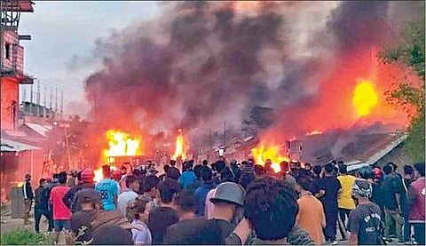 மணிப்பூரில் இரு சமூகத்தினரிடையே ஏற்பட்ட மோதல் காரணமாக வீடுகள், கடைகளுக்கு தீ வைக்கப்பட்டன.படம்: பிடிஐ