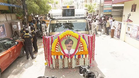 உடல்நலக் குறைவால் நேற்று முன்தினம் காலமான நடிகரும், இயக்குநருமான மனோபாலாவின் உடல் சாலிகிராமத்தில் உள்ள அவரது இல்லத்தில் இருந்து வளசரவாக்கம் மின் மயானத்துக்கு அலங்கரிக்கப்பட்ட வாகனத்தில் நேற்று கொண்டு செல்லப்பட்டது. படம்: பு.க.பிரவீன்