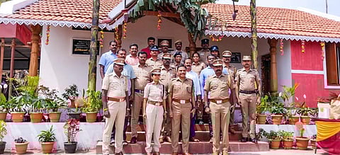 ஏற்காட்டில் 129 ஆண்டுகள் பழமையான, புதுப்பிக்கப்பட்ட ஆங்கிலேயர் காலத்தைச் சேர்ந்த காவல் நிலைய கட்டிடத்தை, புதுப்பித்து சுற்றுலா பயணிகள் பார்வைக்காக, மாவட்ட காவல் கண்காணிப்பாளர் சிவகுமார் திறந்து வைத்தார். உடன் ஊரக உட்கோட்ட காவல்துறை கண்காணிப்பாளர் தையல் நாயகி உள்ளிட்ட போலீஸார்.