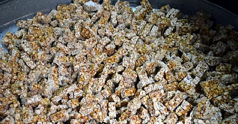 தி.மலையில் பாதுகாப்பு பணியில் ஈடுபட்ட காவலர்களுக்கு கடலை மிட்டாய் வழங்கி அசத்திய எஸ்.பி.