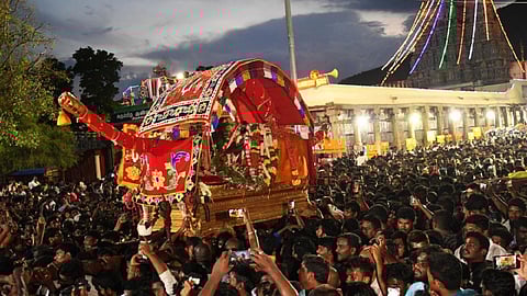 மதுரையில் 100 ஆண்டுகளுக்குப் பின் ஆயிரம் பொன் சப்பரத்தேரில் எழுந்தருளிய கள்ளழகர்