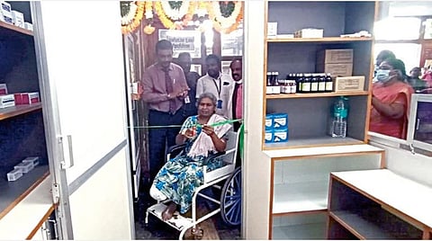 சென்னை ராஜீவ்காந்தி அரசு பொது மருத்துவமனையில் சிகிச்சை முடிந்து வீட்டுக்கு செல்பவர்களுக்காக அமைக்கப்பட்டுள்ள ‘வீடு திரும்பும் உள்நோயாளிகள் மருந்தகத்தை’ டீன் தேரணிராஜன் முன்னிலையில் சிகிச்சை முடிந்து வீடு திரும்பிய பெண் நோயாளி திறந்து வைத்தார்.