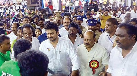 கருணாநிதி நூற்றாண்டு விழாவை முன்னிட்டு, மாநில அளவிலான கபடி போட்டியை தாம்பரத்தில் நேற்று அமைச்சர் உதயநிதி தொடங்கிவைத்தார். இதில் அமைச்சர் தா.மோ.அன்பரசன், எம்எல்ஏக்கள் எஸ்.ஆர்.ராஜா, இ.கருணாநிதி, நிர்வாகிகள் டி.காமராஜ், எஸ்.இந்திரன் உள்ளிட்டோர் பங்கேற்றனர். படம்: எம்.முத்துகணேஷ்