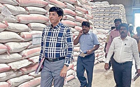 பொன்னேரி அருகில் அழிஞ்சிவாக்கம் தனியார் பருப்பு கிடங்கில் நேற்று ஆய்வு மேற்கொண்ட உணவுத் துறைச் செயலர் ஜெ.ராதாகிருஷ்ணன்.