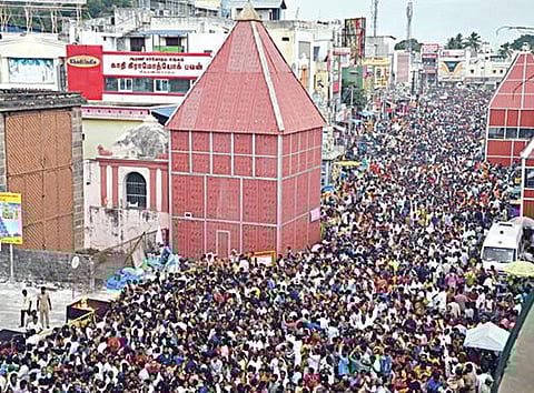திருவண்ணாமலையில் சித்ரா பவுர்ணமியையொட்டி கிரிவலம் சென்ற லட்சக்கணக்கான பக்தர்கள்.படம்: சி. வெங்கடாஜலபதி