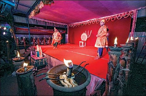 தஞ்சாவூர் மாவட்டம் மெலட்டூரில் உள்ள லட்சுமி நரசிம்ம சுவாமி கோயிலில் நேற்று முன்தினம் இரவு எண்ணெய் விளக்கு ஒளியில் நடைபெற்ற பாகவத மேளா நாட்டிய நாடகம். படம்: ஆர்.வெங்கடேஷ்