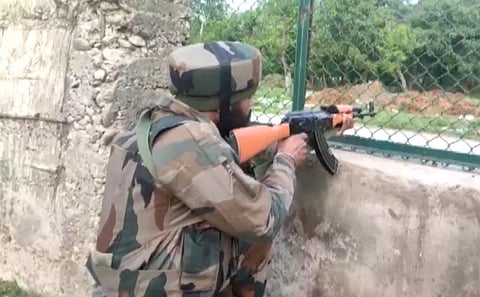 காஷ்மீரில் பயங்கரவாதி சுட்டுக்கொலை - பாதுகாப்புப் படையினர் நடவடிக்கை