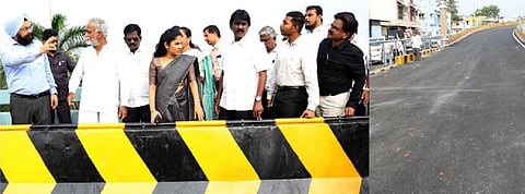 பாலப் பணிகளை ஆய்வு செய்த அமைச்சர்