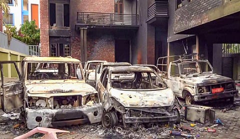 மணிப்பூர் கலவரத்தில் கொளுத்தப்பட்ட வாகனங்கள்.