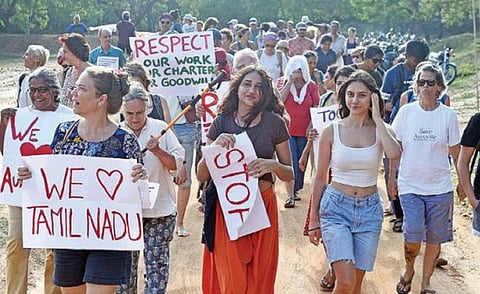 ஆரோவில் நிர்வாக செயல்பாட்டை கண்டித்து ஆரோவில்வாசிகளில் ஒரு தரப்பினர் அமைதி பேரணி நடத்தினர். படம்: எம்.சாம்ராஜ்.