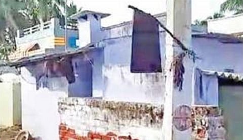 நிலக்கோட்டையில் வீடுகளில் கருப்பு கொடி ஏற்றி போராட்டம்