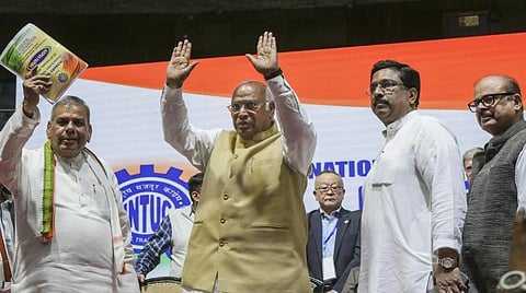 மல்லிகார்ஜுன கார்கேவை கொல்ல திட்டமிட்டதாக பாஜக வேட்பாளர் மீது காங்கிரஸ் குற்றச்சாட்டு