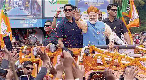 பெங்களூருவில் நேற்று தேர்தல் பிரச்சாரம் மேற்கொண்ட பிரதமர் நரேந்திர மோடி, வாகனத்தில் நின்றபடி பேரணியாக சென்றார். அப்போது கட்சி தொண்டர்களை நோக்கி கையசைத்தபடி சென்றார். படம்: பிடிஐ