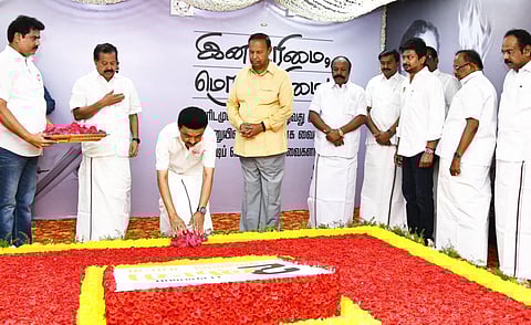 கருணாநிதி நினைவிடத்தில் மரியாதை செலுத்திய முதல்வர்