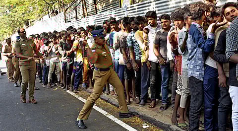 டிக்கெட்டு வாங்க காத்திருக்கும் ரசிகர்கள்