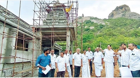 சோளிங்கர் லட்சுமி நரசிம்ம சுவாமி கோயிலில் பக்தர்களுக்கான அடிப்படை கட்டுமான பணிகளை அமைச்சர் ஆர்.காந்தி மற்றும் அரக்கோணம் நாடாளுமன்ற உறுப்பினர் ஜெகத்ரட்சகன் ஆகியோர் நேற்று முன்தினம் ஆய்வு செய்தனர்.