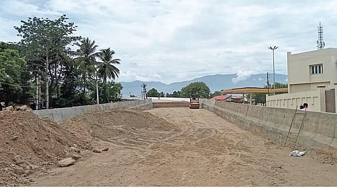 ராஜபாளையம் சத்திரப்பட்டி சாலையில் மேம்பாலத்தில் ஏறும் இடத்தில் நிறைவடையாமல் உள்ள கட்டுமான பணி.