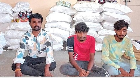 கைது செய்யப்பட்ட ஜெயச்சந்திரன், பிரகாஷ், இசக்கிமுத்து ஆகியோருடன் பறிமுதல் செய்யப்பட குட்கா பொருள்கள்.