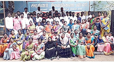 புதுப்பட்டினம் அரசினர் மேல்நிலைப் பள்ளியில் நடந்த சந்திப்பு நிகழ்ச்சியின்போது குழு புகைப்படம் எடுத்துக்கொண்ட முன்னாள் மாணவர்கள்.