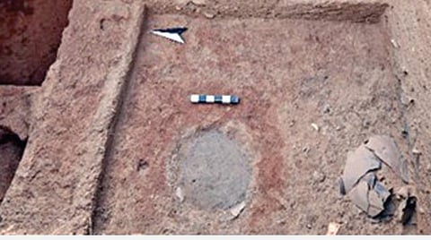 திருக்கோளூரில் அகழாய்வுக்காக தோண்டப்பட்ட குழியில் காணப்படும் நேர்த்தியான மண் தளம்.