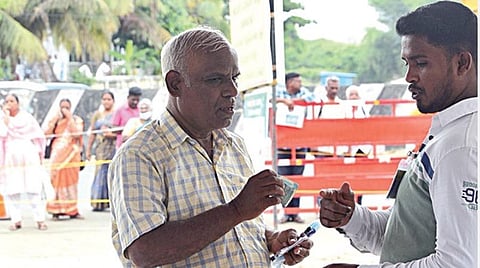 சென்னை அருகே படப்பை மையத்தில் தேர்வெழுத வந்த 67 வயது அசோக்குமார்.படம்: எம்.முத்துகணேஷ்