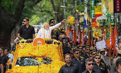 கர்நாடக தேர்தலை முன்னிட்டு பெங்களூருவில் பிரதமர் மோடி நேற்று வாகன பேரணி மேற்கொண்டு பிரச்சாரத்தில் ஈடுபட்டார். அப்போது, ஆதரவாளர்களை நோக்கி உற்சாகமாக கையசைத்தார்.படம்: பிடிஐ