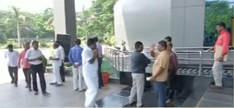 அமைச்சருக்காக காத்திருக்கும் அதிகாரிகள்