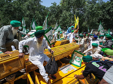 போலீஸ் தடுப்புகளை மீறி ஜந்தர் மந்தருக்குள் நுழைய முயலும் விவசாயிகள்