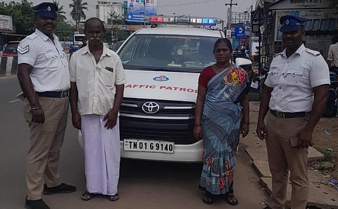 மாணவி ஆனந்திக்கு உதவிய போக்குவரத்துக் காவலர்களுடன் ஆனந்தியின் பெற்றோர்