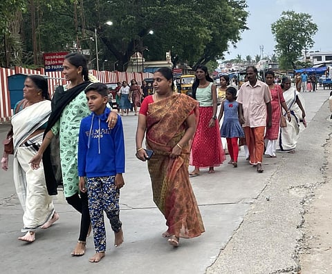 அக்னி நட்சத்திர விழா: பழநி மலையைச் சுற்றி கிரிவலம் வந்த பக்தர்கள்