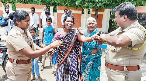 திருவண்ணாமலை மாவட்ட ஆட்சியர் அலுவலகம் முன்பாக நேற்று தற்கொலைக்கு முயன்றவர்களிடம் இருந்து தீப்பெட்டியை பறிமுதல் செய்த காவல்துறையினர்.