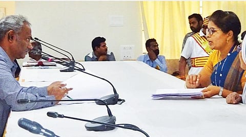 திருப்பத்தூர் மாவட்ட ஆட்சியர் அலுவலகத்தில் நடந்த மக்கள் குறைதீர்வு கூட்டத்தில் பொதுமக்களிடம் இருந்து மனுக்களை பெற்ற ஆட்சியர் பாஸ்கர பாண்டியன். படம்: ந.சரவணன்.