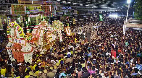 மதுரை தல்லாகுளத்தில் உள்ள ராமநாதபுரம் மன்னர் சேதுபதி மண்டபத்தில் நேற்று அதிகாலை பூப்பல்லக்கில் எழுந்தருளிய கள்ளழகர். படங்கள்: நா.தங்கரத்தினம்