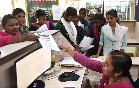பிளஸ் டூ தேர்வு முடிவுகளை அறிந்துகொள்ள கோவை அரசு கலை கல்லுரி சாலையில் உள்ள இணையதள மையத்தில் குவிந்த மாணவிகள்.படம் ஜெ .மனோகரன்