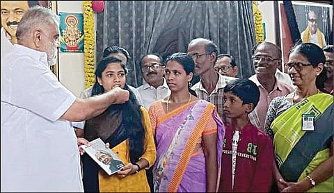 பிளஸ் 2 பொதுத் தேர்வில் 600-க்கு 600 மதிப்பெண் பெற்று சாதனை படைத்த மாணவி நந்தினிக்கு இனிப்பு வழங்கி பாராட்டிய அமைச்சர் ஐ.பெரியசாமி.