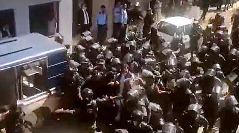 இம்ரான் கானை ரேஞ்சர்கள் அழைத்து செல்லும் காட்சி