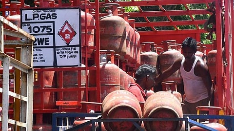 சென்னை, புறநகர் பகுதிகளில் காஸ் சிலிண்டர் விநியோகத்தில் தாமதம்: 20 நாட்கள் வரை ஆவதாக புகார்