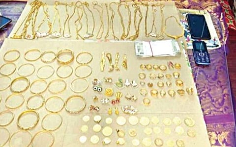 பறிமுதல் செய்யப்பட்ட 207 பவுன்
நகைகள்.