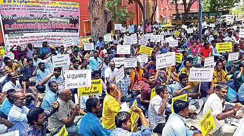 ஆசிரியர் தகுதி தேர்வில் (டெட்) தேர்ச்சி பெற்ற ஆசிரியர்களுக்கு மீண்டும் மறு நியமன போட்டித் தேர்வு நடத்துவதற்கு எதிர்ப்பு தெரிவித்தும், தகுதித் தேர்வில் தேர்ச்சி பெற்ற அனைவருக்கும் ஆசிரியர் பணி வழங்க வேண்டும் என்பது உள்ளிட்ட பல்வேறு கோரிக்கைளை வலியுறுத்தியும், சென்னை டிபிஐ வளாகத்தில் ஆசிரியர்கள் நேற்று உண்ணாவிரதப் போராட்டத்தில் ஈடுபட்டனர். படம்: பு.க.பிரவீன்