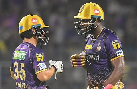 ரிங்கு சிங்கை பாராட்டும் ஆந்த்ரே ரஸ்ஸல் (வலது).