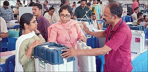 கர்நாடக சட்டப்பேரவை தேர்தலை முன்னிட்டு, பெங்களூருவில் உள்ள கால்நடை மருத்துவக் கல்லூரி மையத்தில், மின்னணு வாக்குப்பதிவு இயந்திரங்கள் மற்றும் தேர்தல் தொடர்பான இதர பொருட்களை தேர்தல் அதிகாரிகள் நேற்று பெற்றுக்கொண்டனர். படம்: பிடிஐ