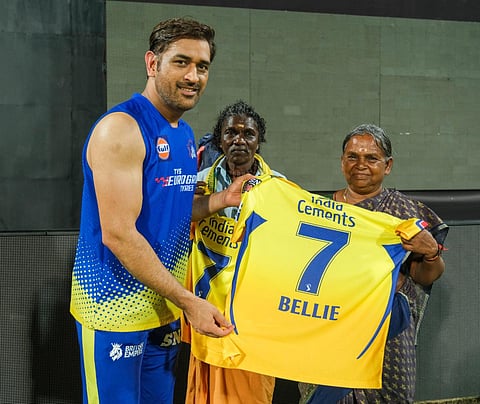 பொம்மன் - பெள்ளியை தம்பதியை கவுரவித்த தோனி